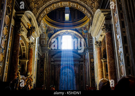 Innen- und Außenansichten der St. Peter's Basilica, Vatican City, Italien am 5. Juli 2016. Stockfoto