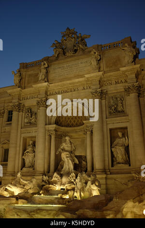 Nacht Blick auf den Trevi-Brunnen in Rom, Italien Am 4. Juli 2016. Stockfoto