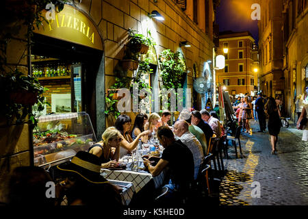 Menschen und Touristen Essen in einer Pizzeria in Rom, Italien Am 4. Juli 2016. Stockfoto