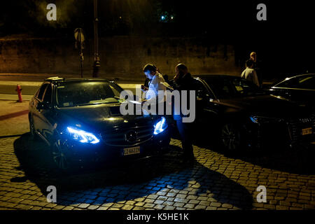 Busse, Autos und Motorräder und Motorroller Kampf um Platz während der Verkehr in der Nacht in Athen, Rom am 23. September 2017. Stockfoto