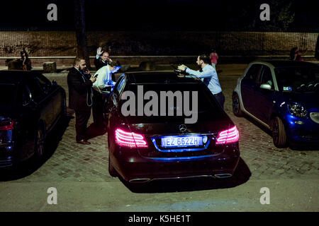 Busse, Autos und Motorräder und Motorroller Kampf um Platz während der Verkehr in der Nacht in Athen, Rom am 23. September 2017. Stockfoto