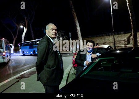 Busse, Autos und Motorräder und Motorroller Kampf um Platz während der Verkehr in der Nacht in Athen, Rom am 23. September 2017. Stockfoto