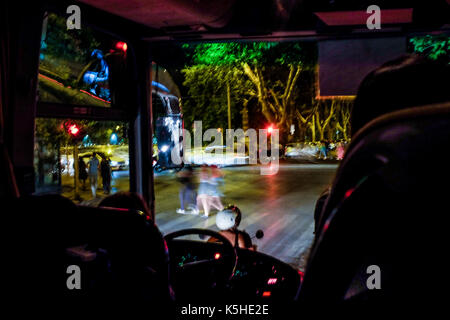 Busse, Autos und Motorräder und Motorroller Kampf um Platz während der Verkehr in der Nacht in Athen, Rom am 23. September 2017. Stockfoto