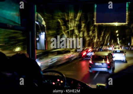 Busse, Autos und Motorräder und Motorroller Kampf um Platz während der Verkehr in der Nacht in Athen, Rom am 23. September 2017. Stockfoto