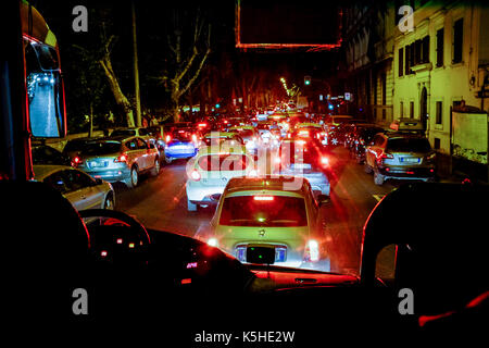 Busse, Autos und Motorräder und Motorroller Kampf um Platz während der Verkehr in der Nacht in Athen, Rom am 23. September 2017. Stockfoto