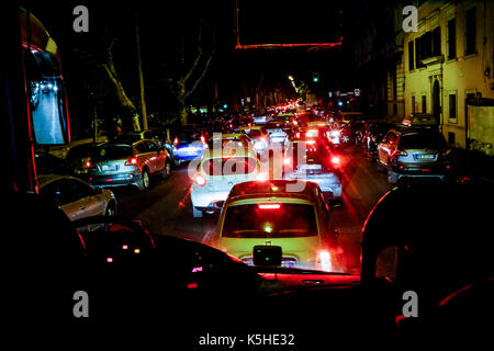 Busse, Autos und Motorräder und Motorroller Kampf um Platz während der Verkehr in der Nacht in Athen, Rom am 23. September 2017. Stockfoto