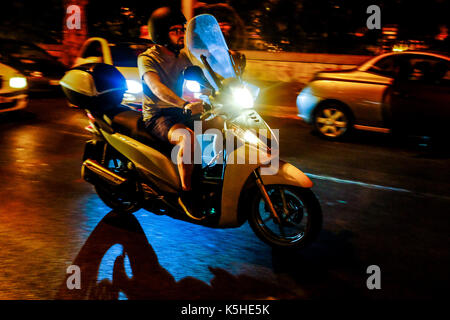 Busse, Autos und Motorräder und Motorroller Kampf um Platz während der Verkehr in der Nacht in Athen, Rom am 23. September 2017. Stockfoto