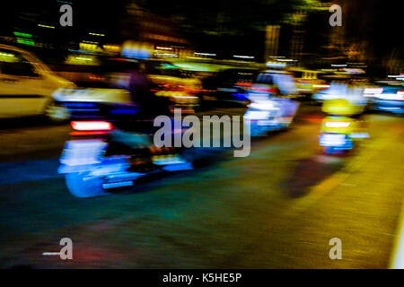 Busse, Autos und Motorräder und Motorroller Kampf um Platz während der Verkehr in der Nacht in Athen, Rom am 23. September 2017. Stockfoto