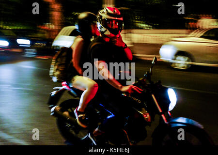 Busse, Autos und Motorräder und Motorroller Kampf um Platz während der Verkehr in der Nacht in Athen, Rom am 23. September 2017. Stockfoto