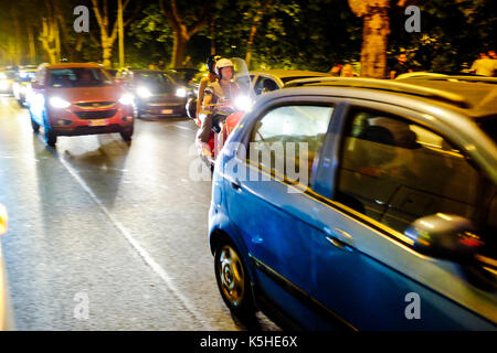 Busse, Autos und Motorräder und Motorroller Kampf um Platz während der Verkehr in der Nacht in Athen, Rom am 23. September 2017. Stockfoto