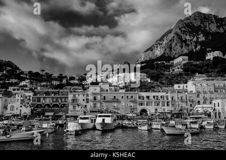 Allgemeine Aussicht auf Capri, Italien einschließlich Leute, Touristen, Shopping, Klippen und schönen Hänge am 4. Juli 2016. Stockfoto