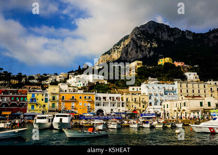 Allgemeine Aussicht auf Capri, Italien einschließlich Leute, Touristen, Shopping, Klippen und schönen Hänge am 4. Juli 2016. Stockfoto