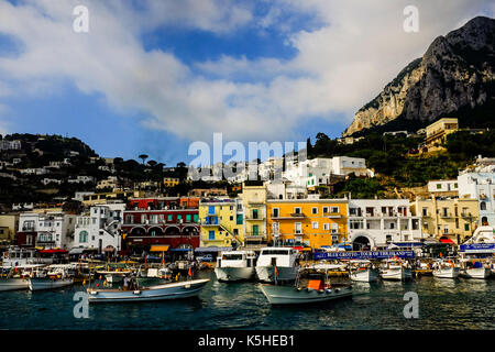 Allgemeine Aussicht auf Capri, Italien einschließlich Leute, Touristen, Shopping, Klippen und schönen Hänge am 4. Juli 2016. Stockfoto