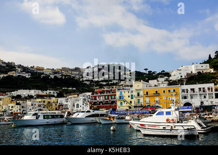 Allgemeine Aussicht auf Capri, Italien einschließlich Leute, Touristen, Shopping, Klippen und schönen Hänge am 4. Juli 2016. Stockfoto