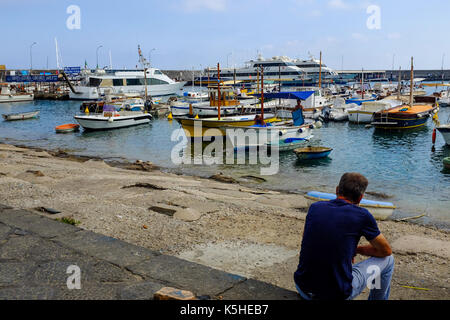 Allgemeine Aussicht auf Capri, Italien einschließlich Leute, Touristen, Shopping, Klippen und schönen Hänge am 4. Juli 2016. Stockfoto