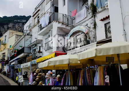 Allgemeine Aussicht auf Capri, Italien einschließlich Leute, Touristen, Shopping, Klippen und schönen Hänge am 4. Juli 2016. Stockfoto