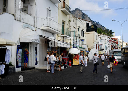 Allgemeine Aussicht auf Capri, Italien einschließlich Leute, Touristen, Shopping, Klippen und schönen Hänge am 4. Juli 2016. Stockfoto