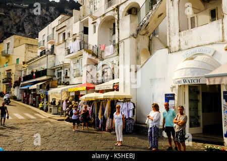 Allgemeine Aussicht auf Capri, Italien einschließlich Leute, Touristen, Shopping, Klippen und schönen Hänge am 4. Juli 2016. Stockfoto