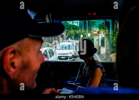 Allgemeine Aussicht auf Capri, Italien einschließlich Leute, Touristen, Shopping, Klippen und schönen Hänge am 4. Juli 2016. Stockfoto