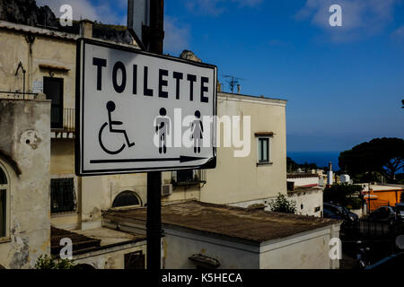 Allgemeine Aussicht auf Capri, Italien einschließlich Leute, Touristen, Shopping, Klippen und schönen Hänge am 4. Juli 2016. Stockfoto