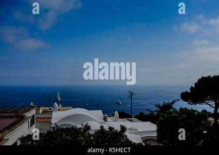 Allgemeine Aussicht auf Capri, Italien einschließlich Leute, Touristen, Shopping, Klippen und schönen Hänge am 4. Juli 2016. Stockfoto