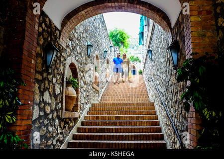 Allgemeine Aussicht auf Capri, Italien einschließlich Leute, Touristen, Shopping, Klippen und schönen Hänge am 4. Juli 2016. Stockfoto