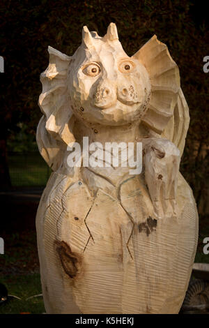 Holz- dragon Skulptur während die Skulptur Symposium in Český Těšín erstellt von dem Künstler Čestmír Slíva. Stockfoto