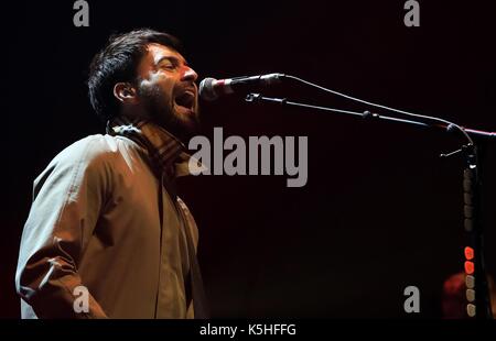 Redaktion VERWENDEN SIE NUR Liam Fray der Courteeners führt während der Sind wir Manchester Nutzen zeigen, unter erhöhter Sicherheitsstufe auf die Wiedereröffnung der Manchester Arena heute Abend zum ersten Mal seit dem Terroranschlag durch Selbstmordattentäter Salman Abedi, der sein Gerät im Foyer des Veranstaltungsortes am Ende einer Ariana Grande Konzert detoniert, töten und verletzen 22 Kerben von anderen am 22. Mai. Stockfoto