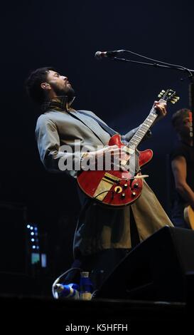 Redaktion VERWENDEN SIE NUR Liam Fray der Courteeners führt während der Sind wir Manchester Nutzen zeigen, unter erhöhter Sicherheitsstufe auf die Wiedereröffnung der Manchester Arena heute Abend zum ersten Mal seit dem Terroranschlag durch Selbstmordattentäter Salman Abedi, der sein Gerät im Foyer des Veranstaltungsortes am Ende einer Ariana Grande Konzert detoniert, töten und verletzen 22 Kerben von anderen am 22. Mai. Stockfoto