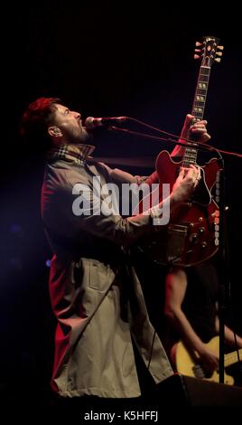 Redaktion VERWENDEN SIE NUR Liam Fray der Courteeners führt während der Sind wir Manchester Nutzen zeigen, unter erhöhter Sicherheitsstufe auf die Wiedereröffnung der Manchester Arena heute Abend zum ersten Mal seit dem Terroranschlag durch Selbstmordattentäter Salman Abedi, der sein Gerät im Foyer des Veranstaltungsortes am Ende einer Ariana Grande Konzert detoniert, töten und verletzen 22 Kerben von anderen am 22. Mai. Stockfoto