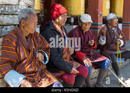 Ältere kirchgänger an der National Memorial Chorten in Thimpu, Bhutan Stockfoto