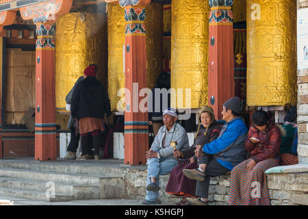 Ältere kirchgänger an der National Memorial Chorten in Thimpu, Bhutan Stockfoto