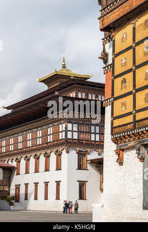 Besucher im Tashichho Dzong in Thimphu Stockfoto