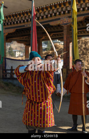 Bogenschützen im Bogenschießen in Thimpu, Bhutan konkurrierenden Stockfoto