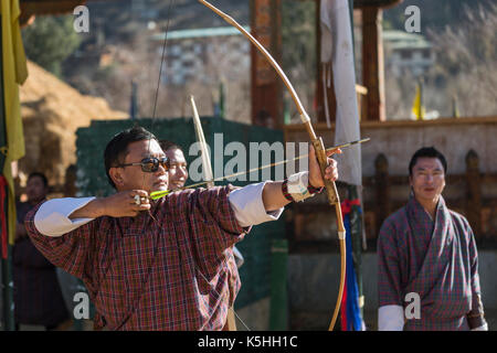 Bogenschützen im Bogenschießen in Thimpu, Bhutan konkurrierenden Stockfoto
