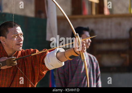 Bogenschützen im Bogenschießen in Thimpu, Bhutan konkurrierenden Stockfoto