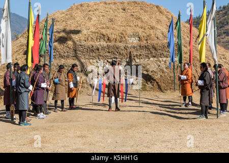 Bogenschützen im Bogenschießen in Thimpu, Bhutan konkurrierenden Stockfoto