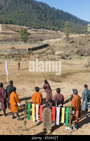 Lokale Bogenschießen Wettbewerb in Phobjikha Tal, westlichen Bhutan Stockfoto