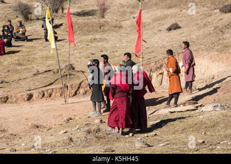 Lokale Bogenschießen Wettbewerb in Phobjikha Tal, westlichen Bhutan Stockfoto