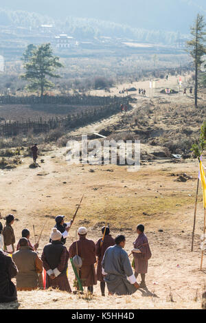 Lokale Bogenschießen Wettbewerb in Phobjikha Valley, West-Bhutan Stockfoto