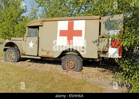 Verrostete Rote Kreuz Krieg Fahrzeug sitzt auf Anzeige außen in Cleveland, Ohio, USA. Stockfoto