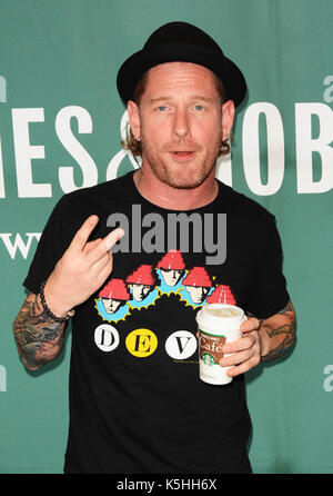 Corey Taylor zeichen Exemplare seines neuen Buches "Amerika 51: eine Sonde in die Wirklichkeiten, die verstecken sich Innen" das größte Land in der Welt' bei Barnes & Noble Union Square bietet: Corey Taylor Wo: New York, New York, United States Wann: 09 Aug 2017 Quelle: Patricia Schlein/WENN.com Stockfoto