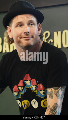 Corey Taylor zeichen Exemplare seines neuen Buches "Amerika 51: eine Sonde in die Wirklichkeiten, die verstecken sich Innen" das größte Land in der Welt' bei Barnes & Noble Union Square bietet: Corey Taylor Wo: New York, New York, United States Wann: 09 Aug 2017 Quelle: Patricia Schlein/WENN.com Stockfoto