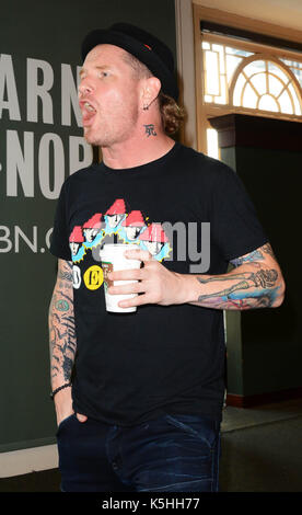 Corey Taylor zeichen Exemplare seines neuen Buches "Amerika 51: eine Sonde in die Wirklichkeiten, die verstecken sich Innen" das größte Land in der Welt' bei Barnes & Noble Union Square bietet: Corey Taylor Wo: New York, New York, United States Wann: 09 Aug 2017 Quelle: Patricia Schlein/WENN.com Stockfoto