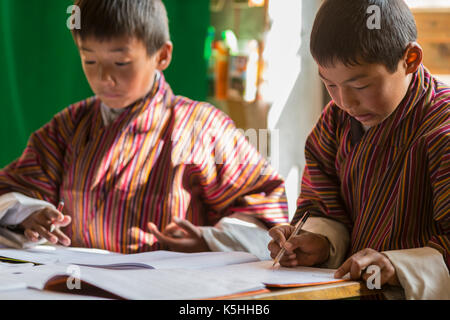 Schüler der Klasse Math in Gangrithang Grundschule, Jakar, zentrale Bhutan Stockfoto