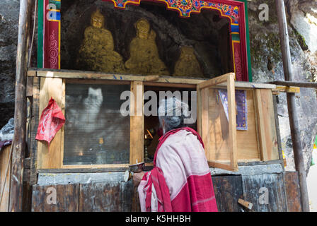 Einsiedler, heiliger Mann am brennenden See in der Tang Tal, Bumthang, zentrale Bhutan Stockfoto