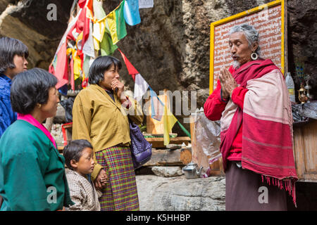 Pilger besuchen den brennenden See in der Tang Tal, Bumthang, zentrale Bhutan Stockfoto