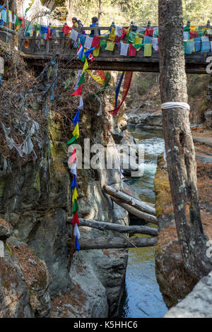 Pilger besuchen den brennenden See in der Tang Tal, Bumthang, zentrale Bhutan Stockfoto