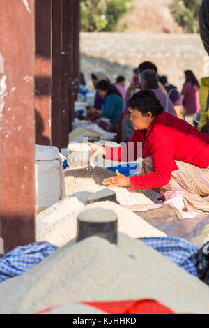 Das Wochenende Gemüsemarkt Khuruthang in der Nähe des Punakha Dzong, westlichen Bhutan. Stockfoto