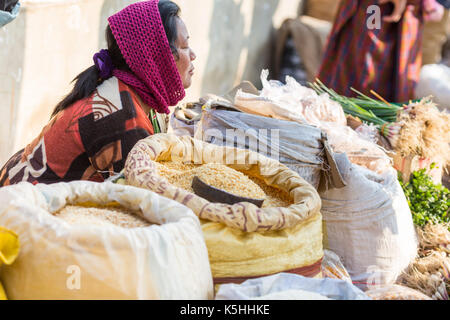 Das Wochenende Gemüsemarkt Khuruthang in der Nähe des Punakha Dzong, westlichen Bhutan. Stockfoto